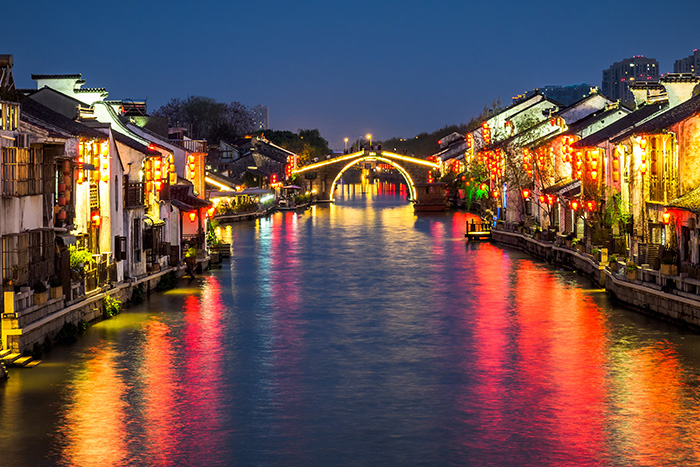 當(dāng)我問DeepSeek亮化公司哪家好？它的回答竟.....