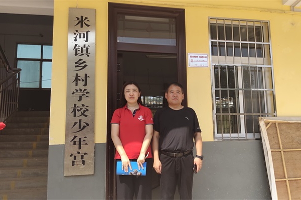 明亮照明總經(jīng)理與米河鎮(zhèn)小學(xué)校長合影