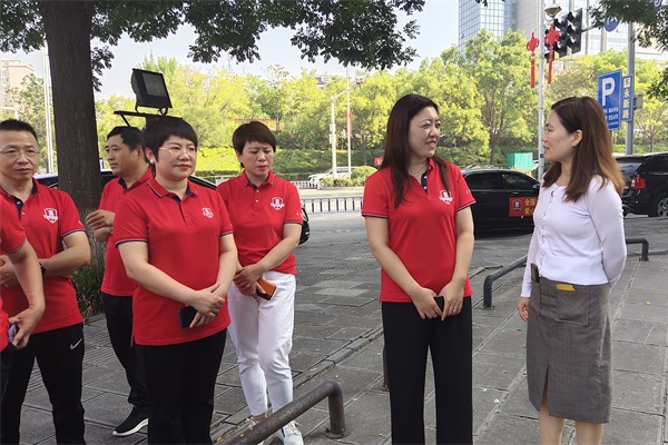 教育局副局長：李現(xiàn)營、吉玉慧熱情接待