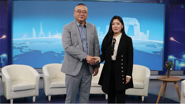 明亮照明集團(tuán)創(chuàng)始人荊明慧榮登CCTV中央新影發(fā)現(xiàn)之旅《牛商論道》