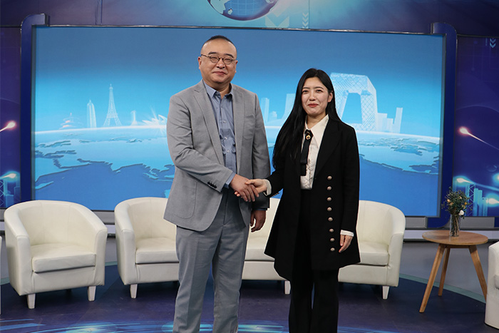明亮照明集團(tuán)創(chuàng)始人荊明慧與央視主持人朱軼合影