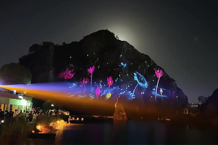 亮化讓山成焦點(diǎn)，無光讓景變背景，游客選擇早有答案