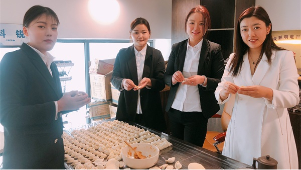 小小餃子香，濃濃冬至情——明亮照明網(wǎng)絡(luò)部包餃子活動(dòng)！